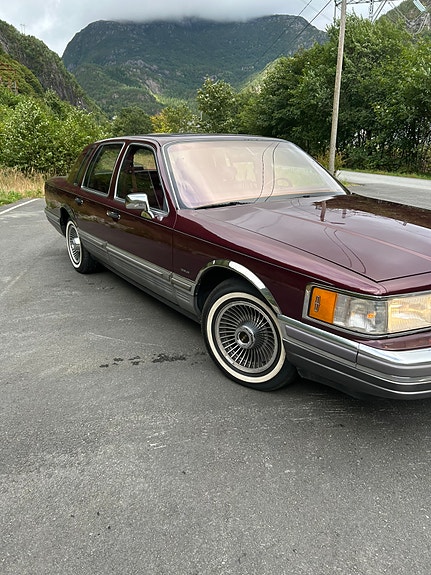 Lincoln Town Car 4 of 16