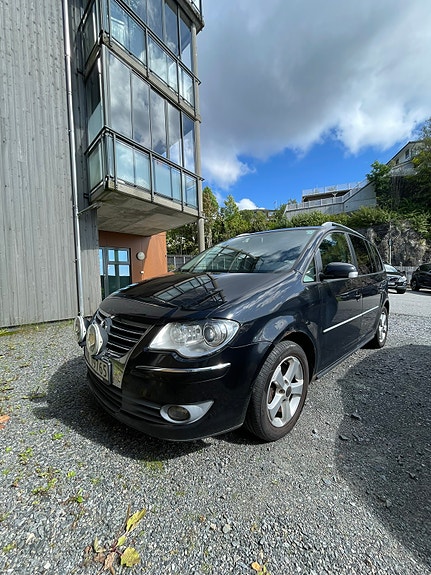Volkswagen Touran 2 of 27
