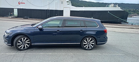 Volkswagen Passat 3 of 24