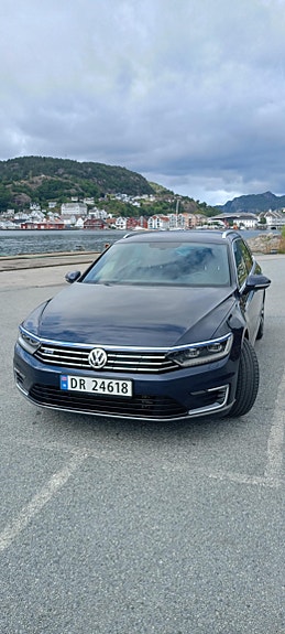 Volkswagen Passat 2 of 24