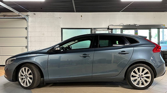 Volvo V40 2 of 24