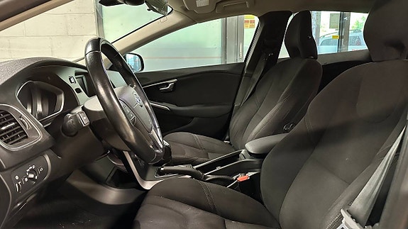 Volvo V40 12 of 24