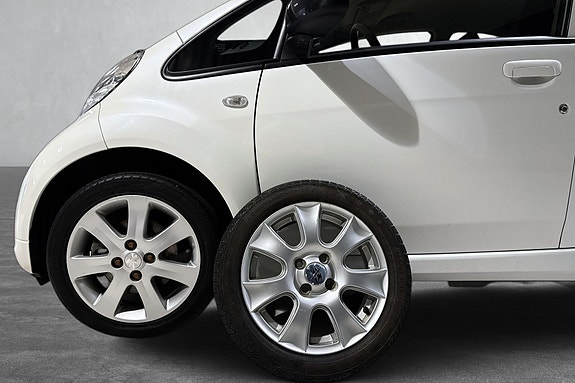 Aluminiumfelger skaper sporty preg på bilens sideprofil.