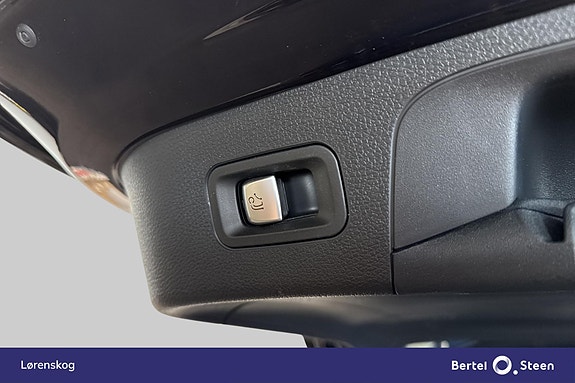 Mercedes-Benz EQC400 27 of 28