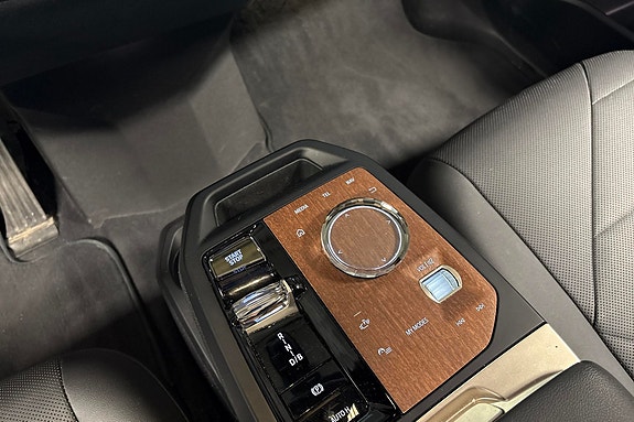 BMW iX 10 of 15
