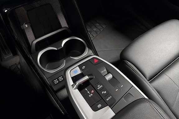 BMW iX1 9 of 19