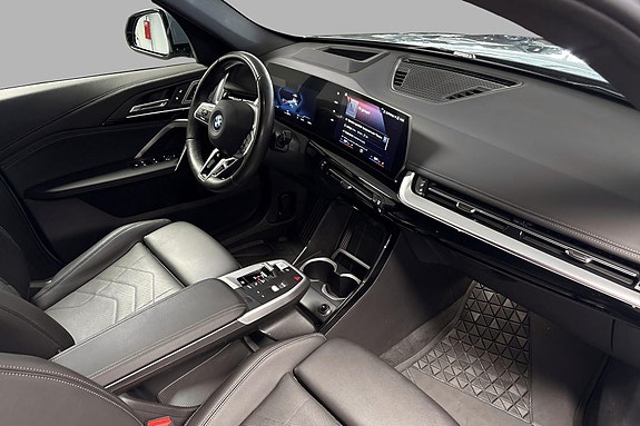 BMW iX1 10 of 19
