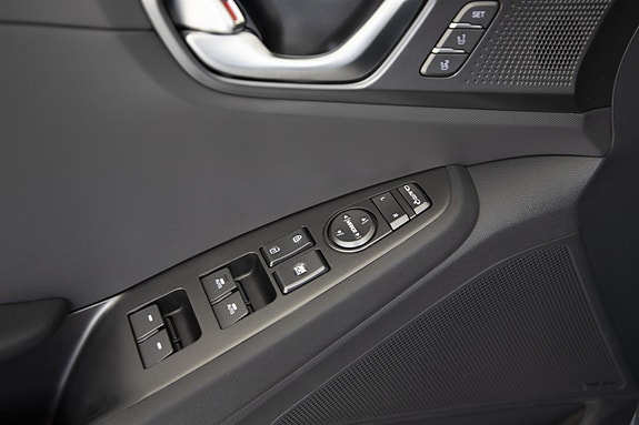 Hyundai IONIQ 18 of 27