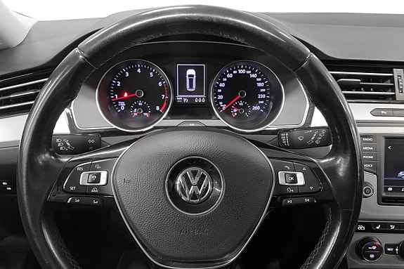 Volkswagen Passat 12 of 15