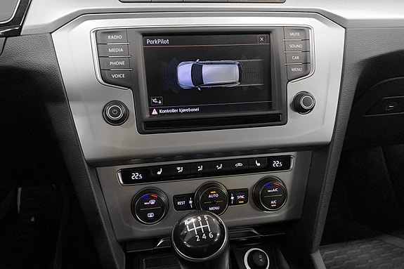 Volkswagen Passat 6 of 15