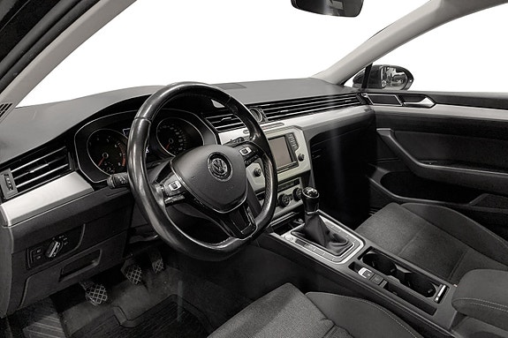 Volkswagen Passat 11 of 15