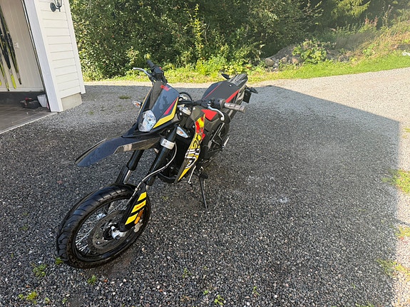 Aprilia SX 125 Super Motard 2 of 12