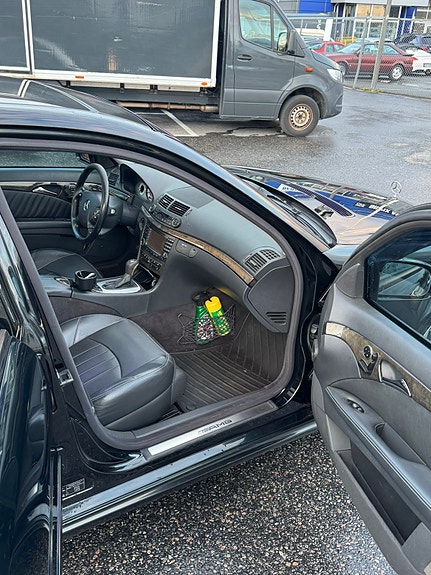 Mercedes-Benz E55 16 of 30