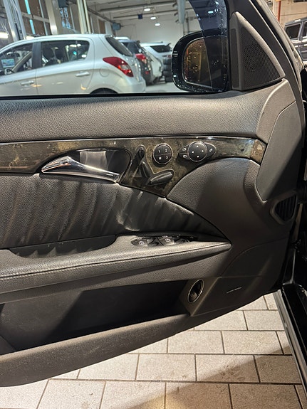 Mercedes-Benz E55 27 of 30