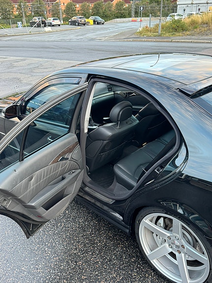 Mercedes-Benz E55 10 of 30