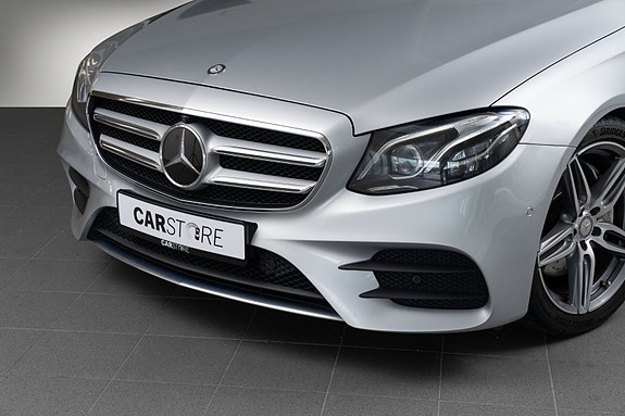 Mercedes-Benz E200 2 of 30
