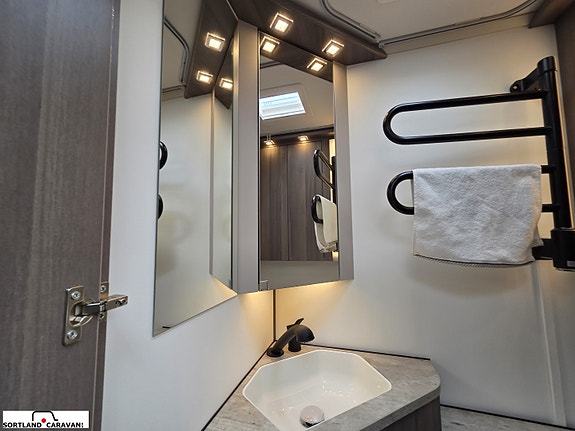KABE ESTATE 470 GLE 28 of 30