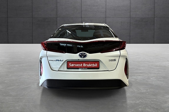 Toyota Prius Plug-in Hybrid 4 of 28