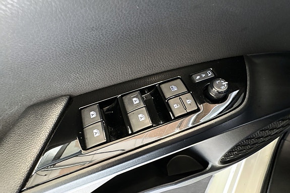 Toyota Prius Plug-in Hybrid 28 of 28
