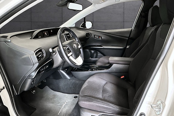 Toyota Prius Plug-in Hybrid 11 of 28