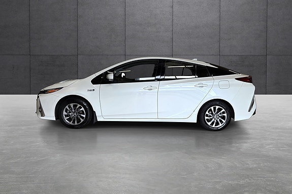 Toyota Prius Plug-in Hybrid 2 of 28