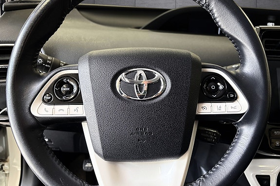 Toyota Prius Plug-in Hybrid 12 of 28