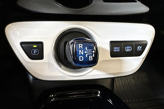 Toyota Prius Plug-in Hybrid 23 of 28