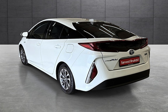 Toyota Prius Plug-in Hybrid 3 of 28