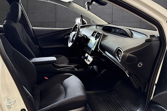 Toyota Prius Plug-in Hybrid 15 of 28