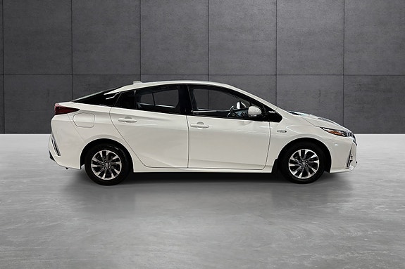 Toyota Prius Plug-in Hybrid 6 of 28