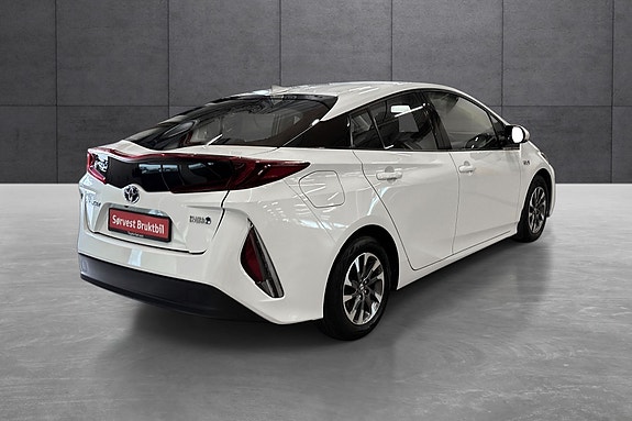 Toyota Prius Plug-in Hybrid 5 of 28