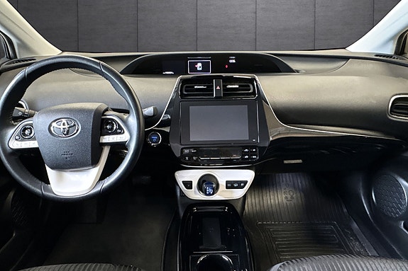 Toyota Prius Plug-in Hybrid 10 of 28