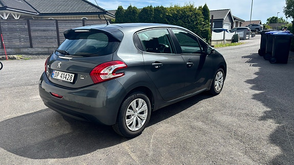 Peugeot 208 2 of 13