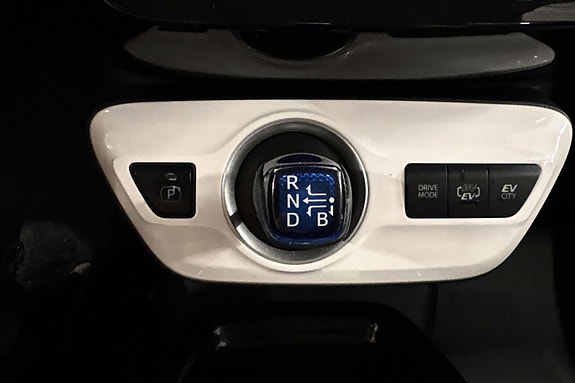 Toyota Prius Plug-in Hybrid 25 of 30