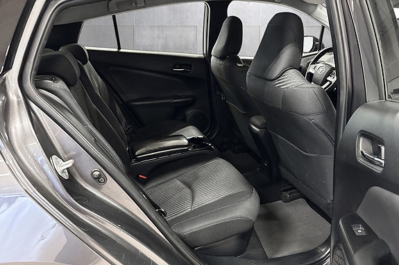 Toyota Prius Plug-in Hybrid 16 of 30