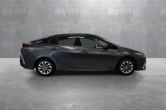 Toyota Prius Plug-in Hybrid 6 of 30