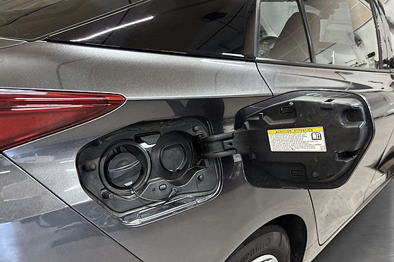Toyota Prius Plug-in Hybrid 9 of 30