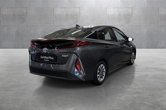Toyota Prius Plug-in Hybrid 5 of 30