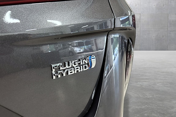 Toyota Prius Plug-in Hybrid 20 of 30