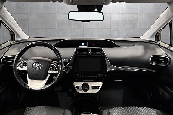 Toyota Prius Plug-in Hybrid 10 of 30