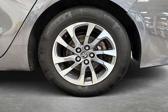 Toyota Prius Plug-in Hybrid 19 of 30