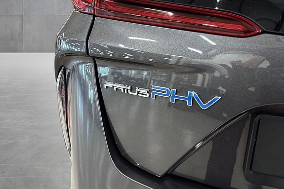 Toyota Prius Plug-in Hybrid 21 of 30