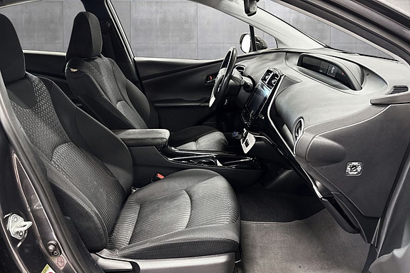 Toyota Prius Plug-in Hybrid 15 of 30