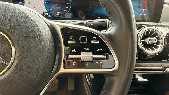 Mercedes-Benz A250 e 25 of 30