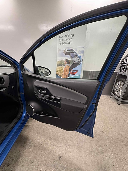 Toyota Yaris 13 of 30