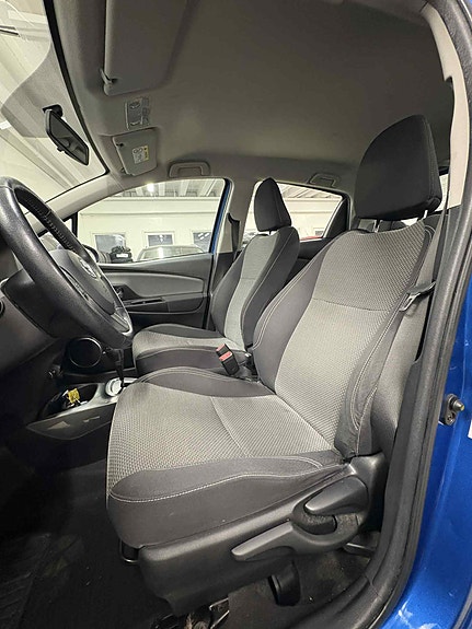 Toyota Yaris 11 of 30
