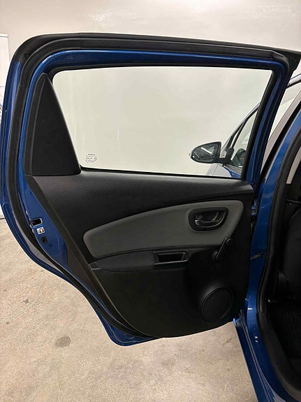 Toyota Yaris 17 of 30