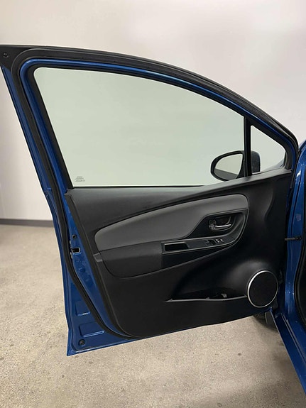 Toyota Yaris 10 of 30