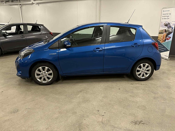 Toyota Yaris 8 of 30
