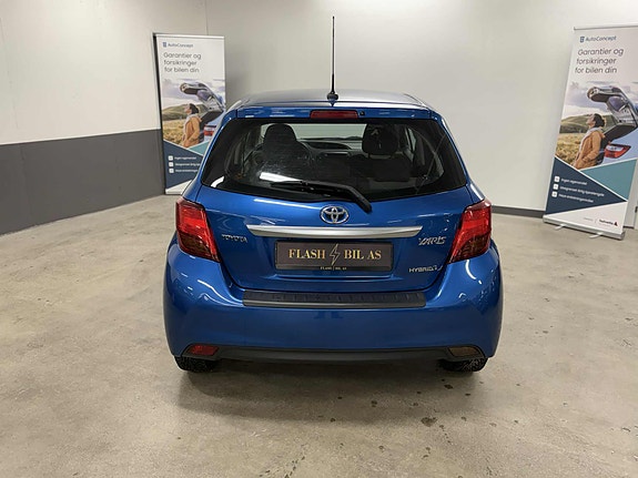 Toyota Yaris 5 of 30
